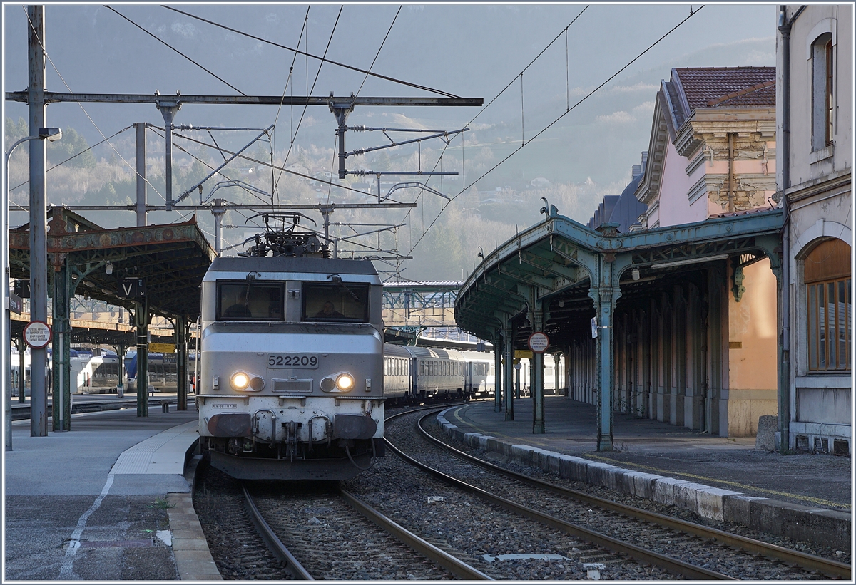 In Bellegarde (Ain) wartet die BB 22209 mit ihrem TER 96556 von Genève nach Lyon Part-Dieu auf die Abfahrt.

23. März 2019