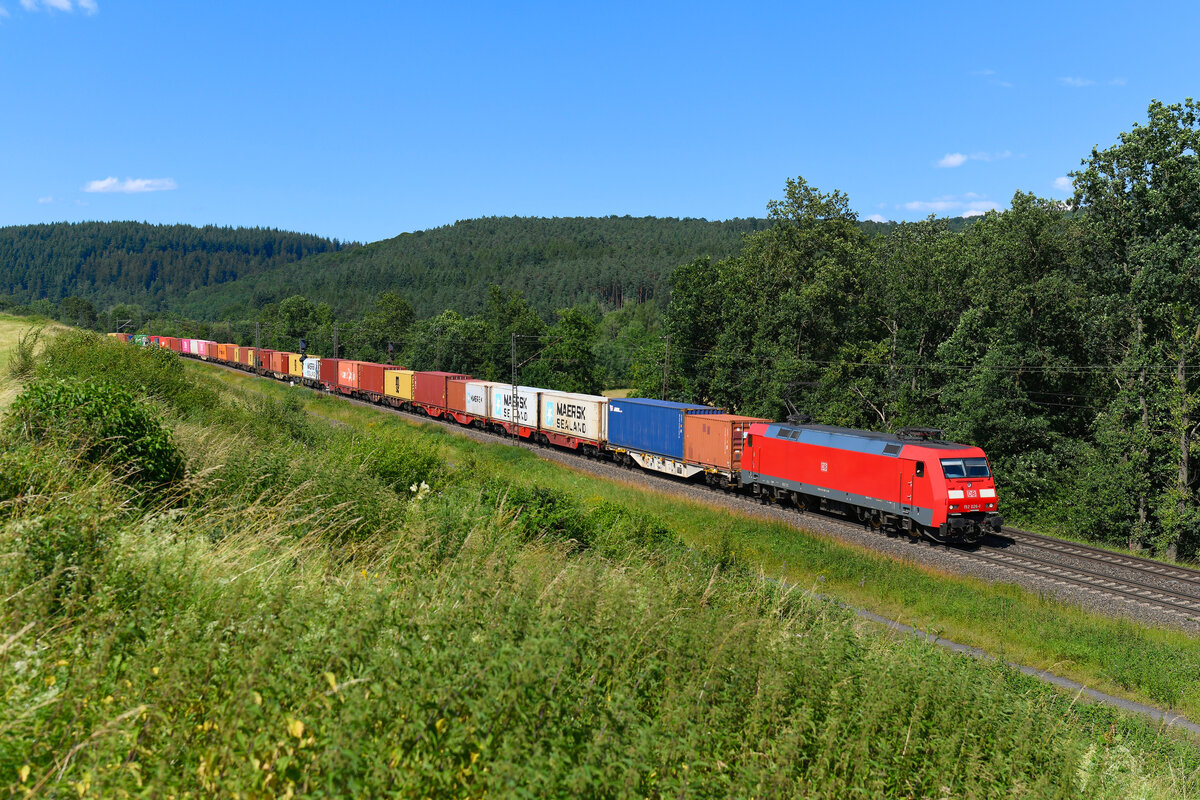 In bestem Pflegezustand zeigte sich am 28. Juni 2024 die 152 026 von DB Cargo. An diesem Tage beförderte sie den komplett beladenen Containerzug KT 50357 von Bremerhaven Speckenbüttel nach Regensburg Ost. Die Aufnahme entstand bei Bernhards im osthessischen Haunetal.