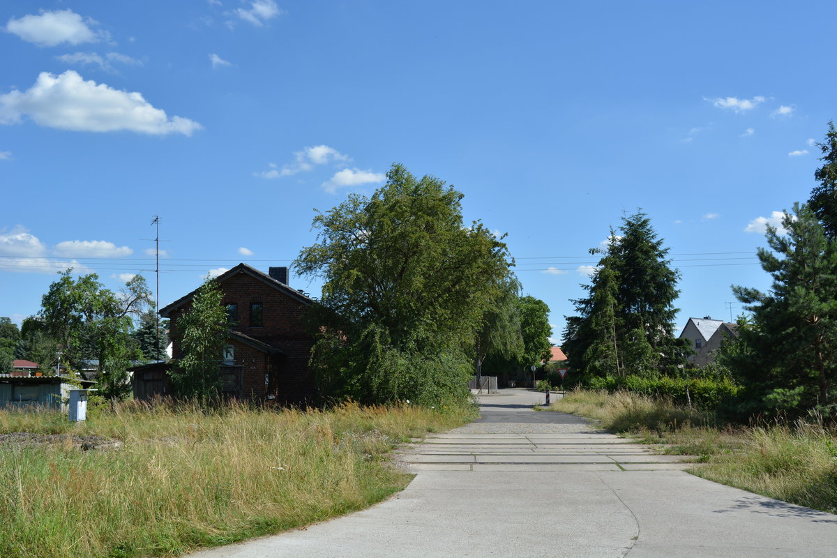 In Deetz wurde das alte Stellwerk verkauft und wird als Wohnhaus benutzt. 1992 wurde die Strecke ab Nedlitz bis Güterglück 2 Gleisig ausgebaut und 1 Jahr später elektrifiziert. Nur knapp 10 Jahre später wurde die Strecke stillgelegt und wird teilweise zurück gebaut.

Deetz 20.07.2016