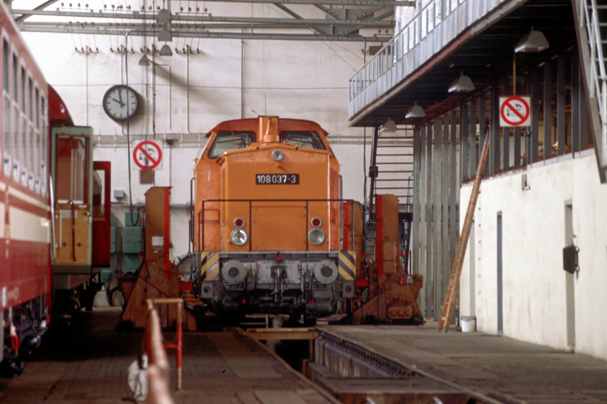 In der Fahrzeughalle der ehemaligen VES-M Halle der DR steht am 18.08.1991 die 108 037.