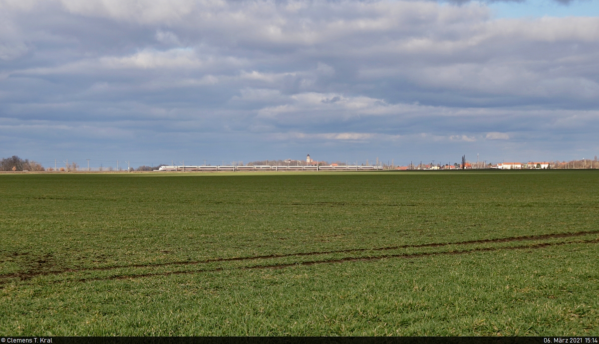 In der flachen  Landschaft  rund um Landsberg (Saalekreis) wirkt selbst dieser aus zwölf Wagen gebildete 401 recht klein.
Aufgenommen bei Peißen.

🧰 DB Fernverkehr
🚝 ICE 708 (Linie 18) München Hbf–Hamburg-Altona
🚩 Bahnstrecke Berlin–Halle (KBS 250)
🕓 6.3.2021 | 15:14 Uhr