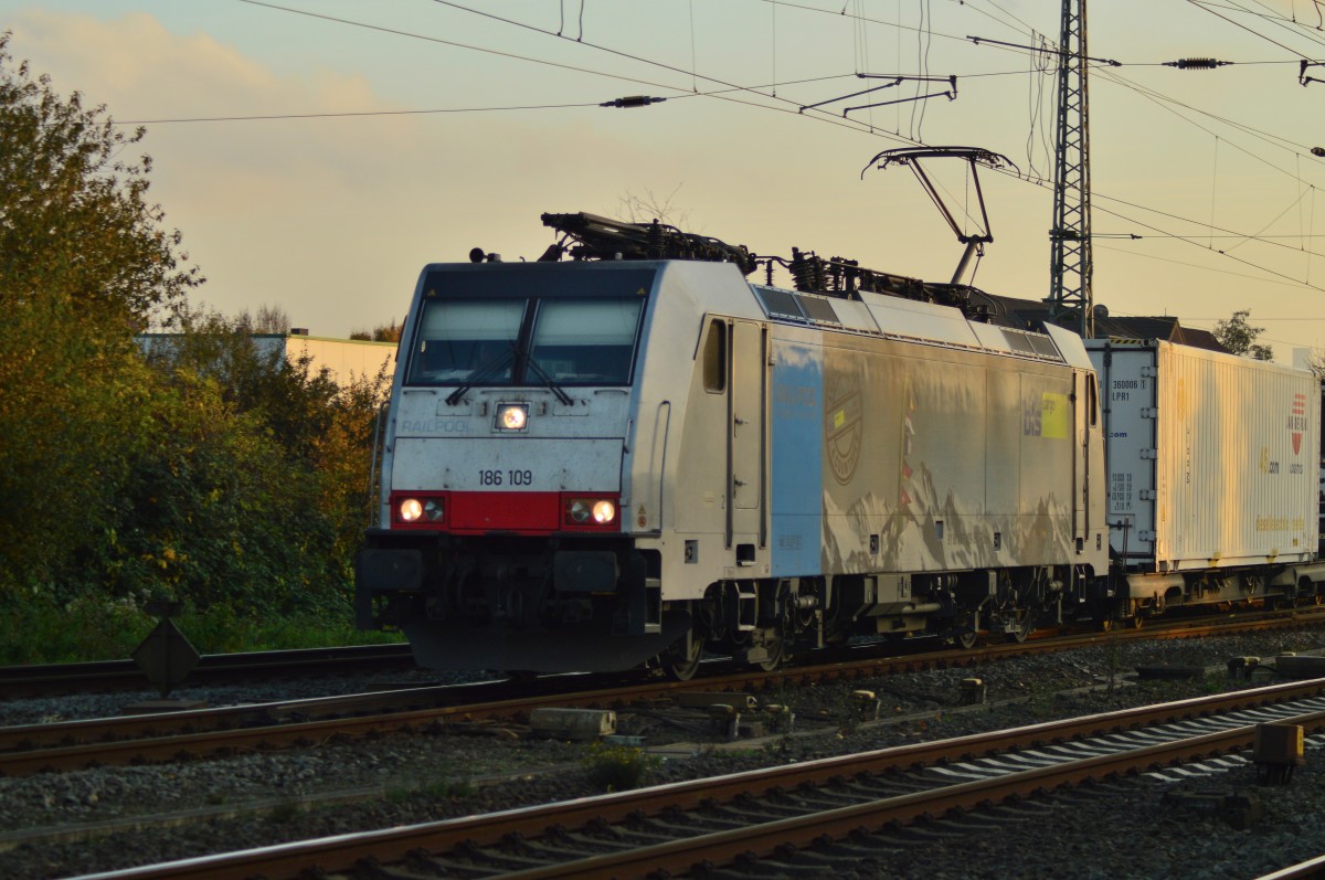 In Grevenbroich erwischte ich mal wieder eine der BLS Cargo Lok.....es ist die 186 109 mit einem Kastelzug nach Rotterdam. Samstag den 31.10.2015 