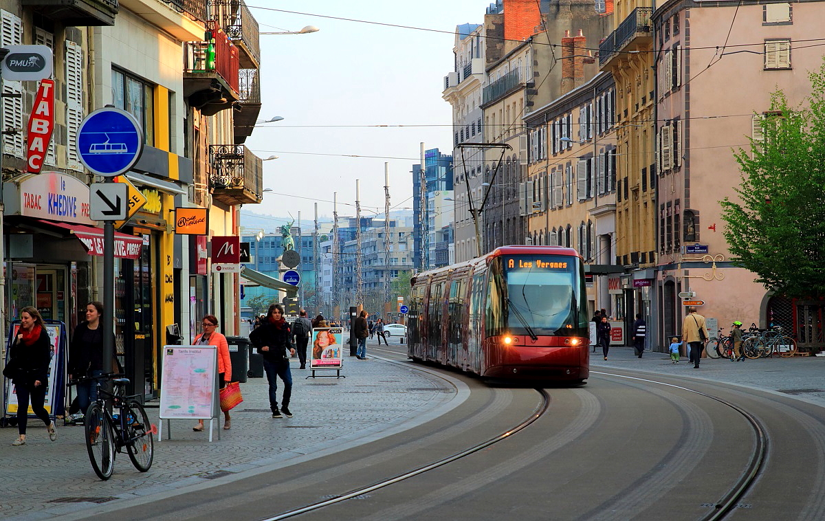 In der Innenstadt von Clermond-Ferrand ist ein Translohr des Typs STE4 am 05.04.2017 auf der Avenue des Etats Unis unterwegs