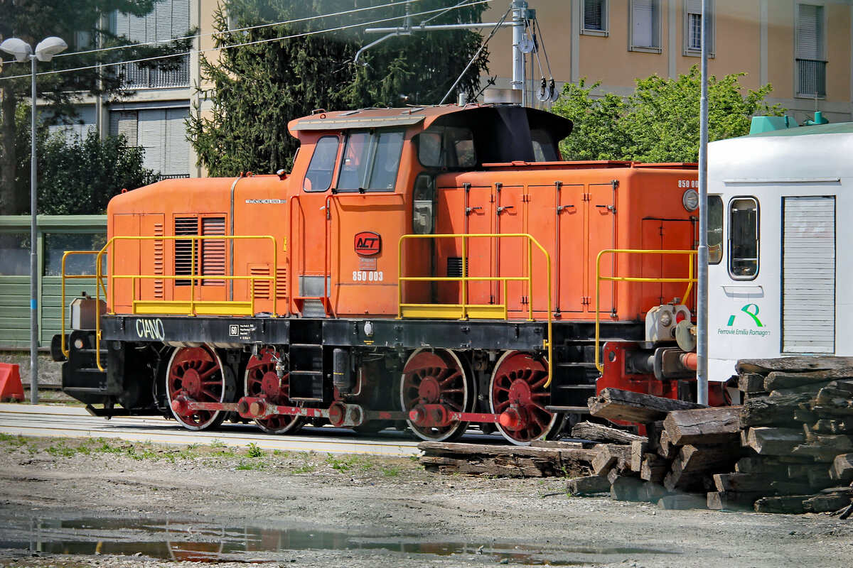 In Italien/Reggio Emilia entdeckt: Die von Henschel 1958 an die Söhrebahn (V 4) gelieferte diesel-hydrauliche Lok (Bauart DH 850 D) kam nach Übernahme des Betriebs an die DB und erhielt dort 1970 die Nummer 279 001-2, bevor sie schon ein Jahr später weiterverkauft wurde und letztendlich in Italien bei der ACT unter der Nummer 850 003 landete (Aufnahme dort am 23.04.2019). Die für diese Sonderbauart korrekten Kategorien folgen.