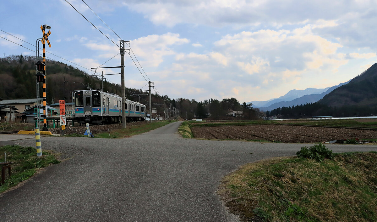 In den japanischen Alpen - Abendstimmung in der menschenleeren Gegend von Inao. Zug E 127-108. 20.April 2022 