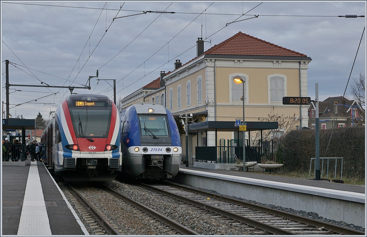 In La Roche-sur-Foron wartet der SBB LEX RABe 522 als SL2 von Annecy nach Coppet und der SNCF Z27534 als TER nach Annecy auf die baldige Abfahrt. Die TER von St-Gervais-les-Bains Le-Fayette nach Annecy verkehren im Gegensatz zum stündlichen Léman Express SL2 / rep. RL2 nur in der Hauptverkehrszeit und entsprechender Lastrichtung. 

13. Februar 2020

