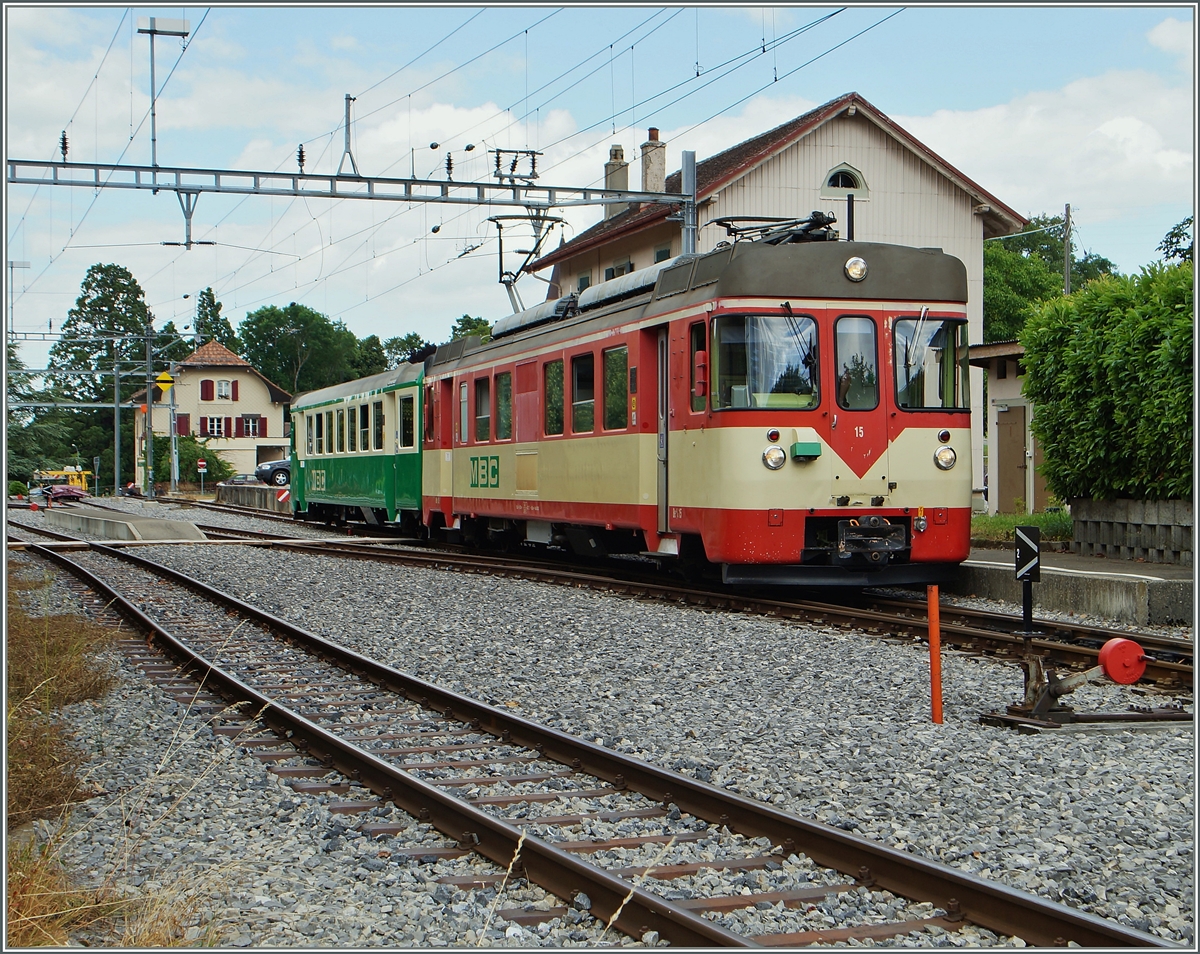 In L'Isle Mont la Ville eingetroffen wird der BAM Be 4/4 15 mit seinem Bt um 16.47 als Regionalzug N° 29 nach Apples zurück fahren.
