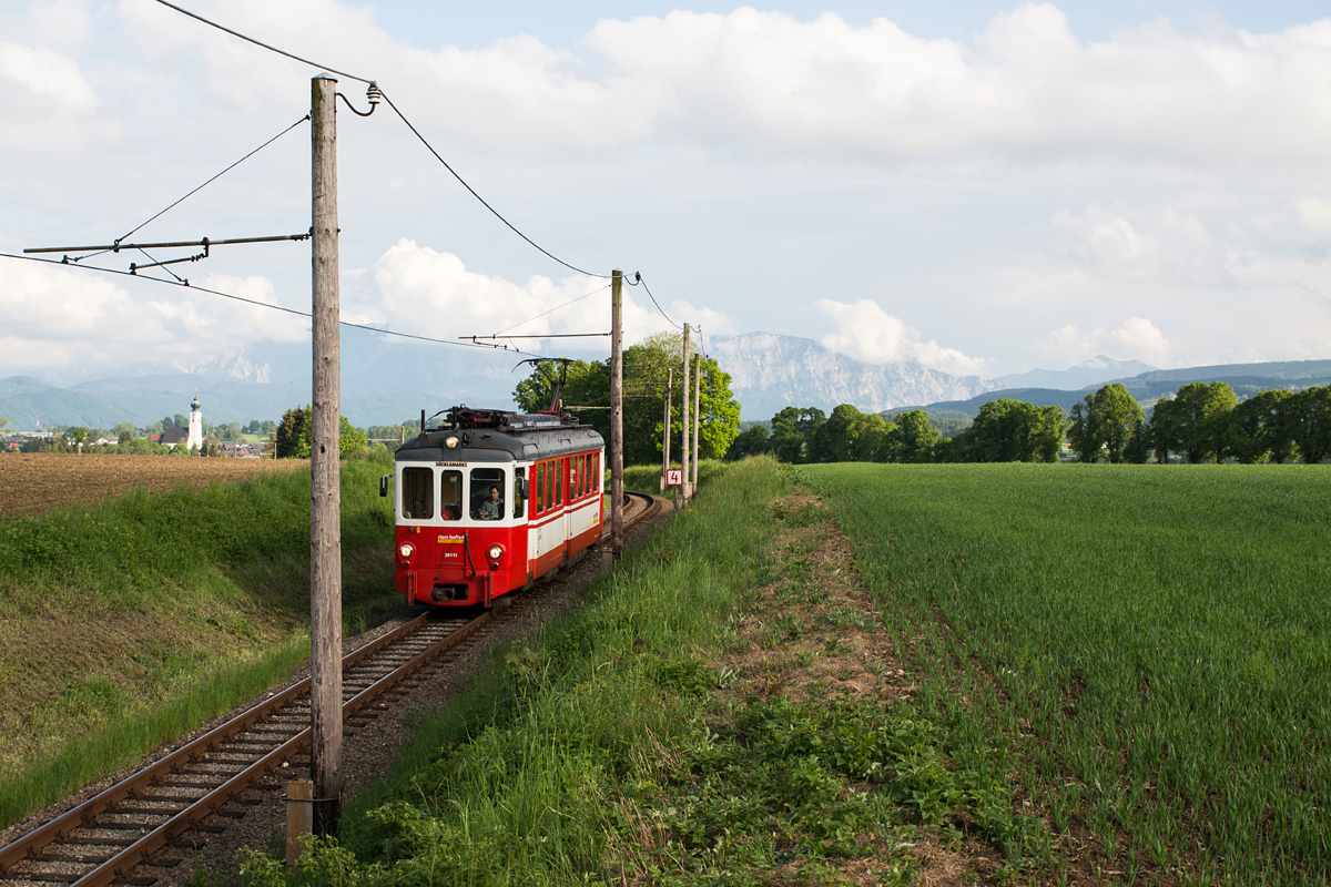 In der Nähe von Hipping ließ 26111 der  Stern & Hafferl Verkehrsgesellschafft m.b.H.  in Fahrtrichtung Vöcklamarkt am 25.05.16 gerade eine der vielen Steigungen hinter sich und erreicht in Kürze den Haltepunkt besagten Ortes.