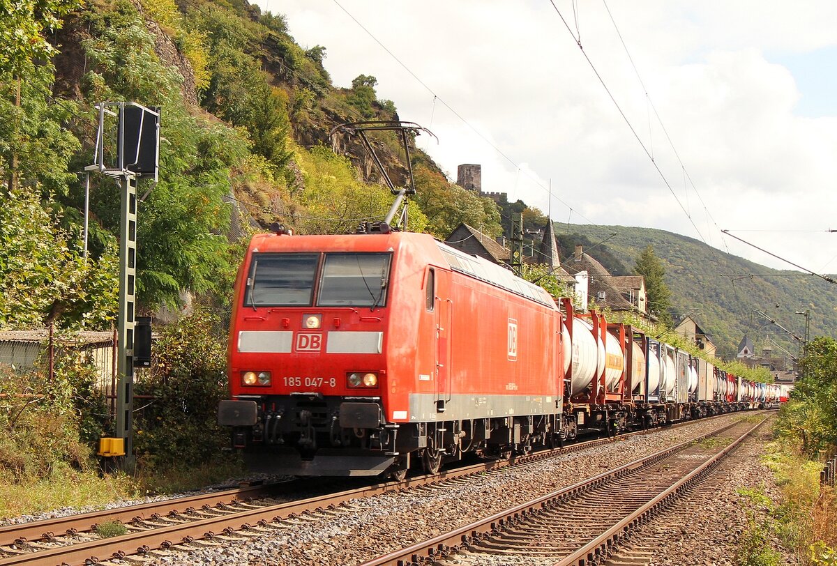 In der Nähe von Kaub ist 185 047 mit Tankcontainern am 11.09.2021 auf der rechten Rheinseite in Richtung Norden unterwegs.