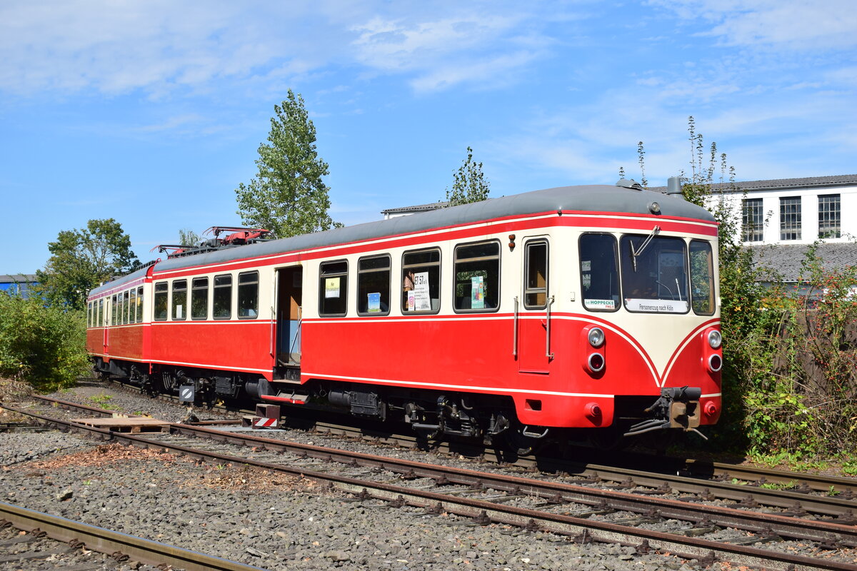 In Niehler Hafen stand am 7.9.2024 der ET57 der ehemaligen Köln Bonner Eisenbahn abgestellt. Grund hierfür waren unter anderem Sonderfahrten vom Niehler Hafen nach Frechen.

Köln 07.09.2024