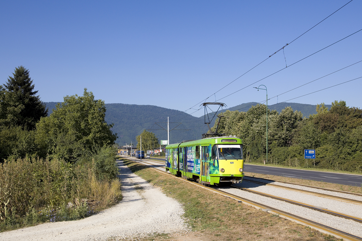 In Sarajevo sind trotz des Einsatzes der neuen Stadler-Garnituren nach wie vor einige wenige Tatra K2YU im Linieneinsatz anzutreffen. Am 30. Juli 2024 war Wagen 525 auf der Linie 3 unterwegs und ist hier kurz vor der Haltestelle Energoinvest zu sehen. 