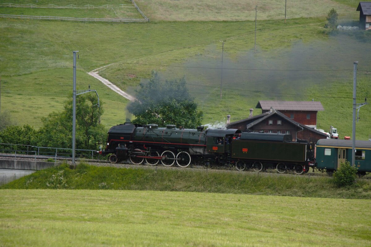 In der Schweiz wird seit langem eine Mikado betrieben. Am 08.06.2024 war sie mit einem Sonderzug im Emmental unterwegs.