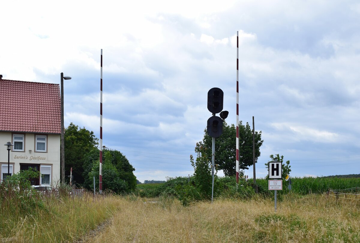 In Siedenlangenbeck stehen auch noch EZMG Signale. Das Stellwerk ist jedoch bereits leergeräumt. Sodass hier die EZMG SIgnale wohl nicht mehr leuchten werden.
Die Strecke wurde 2004 durch die DB stillgelegt und zum 1. Januar 2007 von der DRE zur Streckensicherung gepachtet. Da auf dem Abschnitt Klötze - Oebisfelde von den Kommunen kein Interesse am Schienenverkehr vorlag wurde die Strecke 2008 durch die DRE abgebaut. Auf dem Abschnitt Salzwedel - Klötze befuhren 2014 und 2015 Sonderfahrten. Seither ist die Strecke ohne Verkehr und wächst stetig zu. 

Siedenlangenbeck 31.07.2021