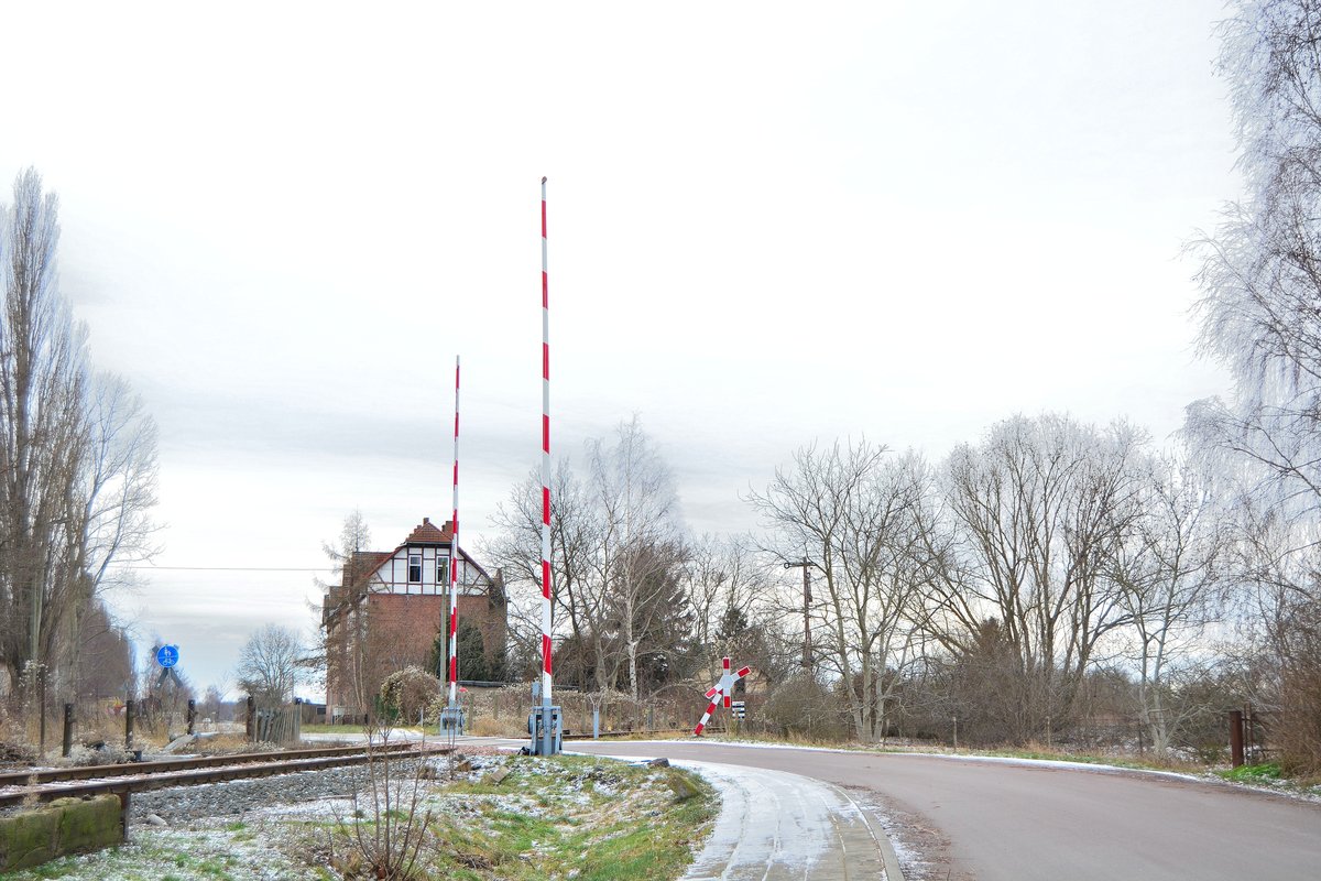 In Staßfurt kkonnte ich diesen top gepflegten Reichsbahn Bahnübergang festhalten.

Staßfurt 07.01.2017