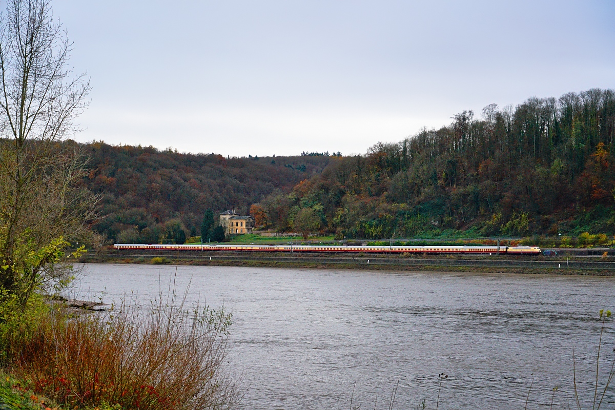 In voller Länge präsentiert sich der AKE-Rheingold mit der E 03 001 an der Spitze am 23.11.2024 bei der Rückfahrt von Mainz nach Köln am linken Rheinufer nördlich von Remagen