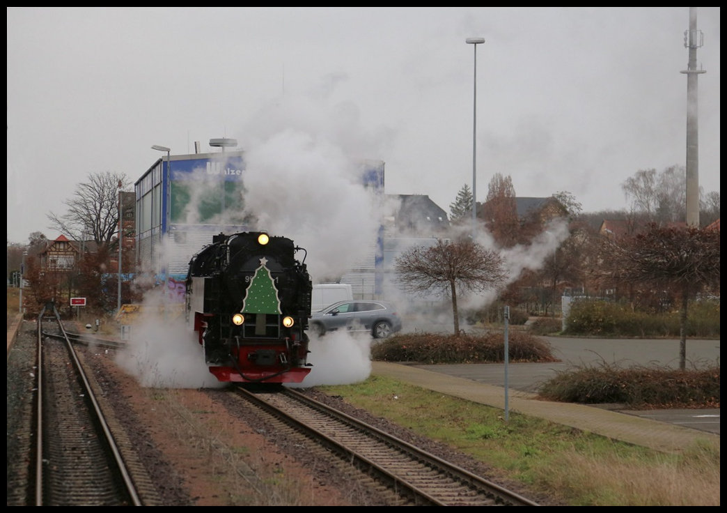 In den Weihnachtswochen fährt die Harzquerbahn auch Züge auf der Selketalbahn mit Dampf. Wir hatten als Reisegruppe eine solche Fahrt gebucht und warteten im Bahnhof Quedlinburg auf die Abfahrt nach Alexisbad. Vom letzten Wagen des Zuges fotografierte ich am 16.12.2024 um 10.18 Uhr die Lok 997243-1 beim Umsetzen in Quedlinburg.