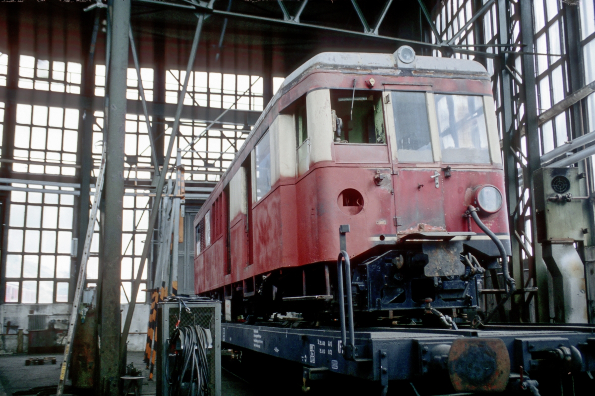 In der Werkshalle des Bw. Blankenburg im Harz wartet am 15.08.1992 der - noch - DR 187 025 auf die Fortsetzung der Reparatur.