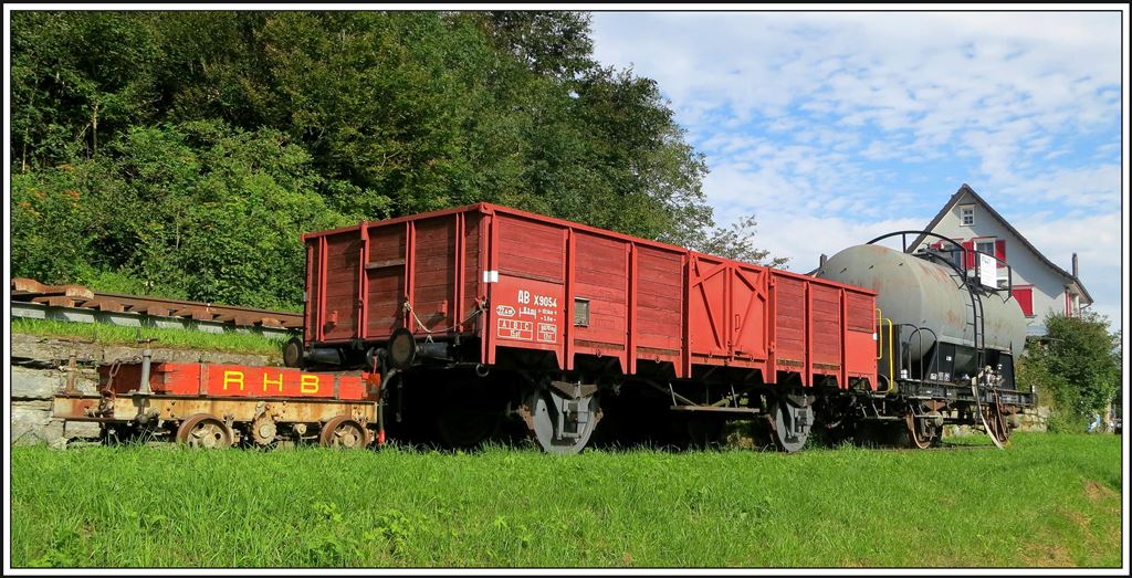 In Wienacht-Tobel verfügt die RHB über ein Ausweichgleis und ein Stumpengeleise, das nur über eine zickzack Fahrt erreichbar ist. Dort ist ein Zisternenwagen mit Wasser für die Dampflok Rosa abgestellt, sowie der X9054 und der Rolli. (18.08.2014)