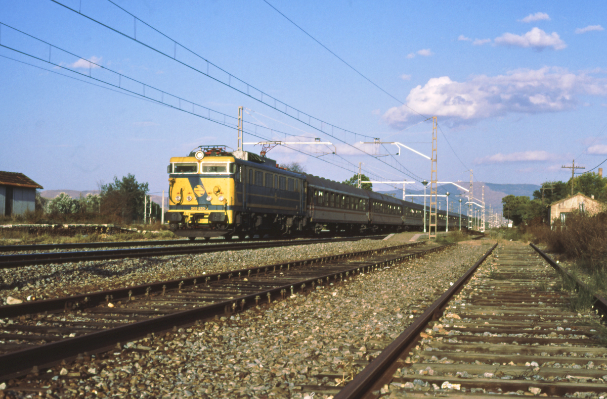 In der zweiten Hälfte der 1980er-Jahre gab es in Spanien einen  Expreso Media Luna , welcher die Grenzbahnhöfe Irun und Port Bou mit Algeciras verband. In Zaragoza wurden die beiden Zugteile aus Irun und Port Bou zusammen gekuppelt. Barcelona und Madrid wurden nicht angefahren. Für spanische Verhältnisse war der Zug ziemlich lang, 10 Waggons oder mehr. 
Am 10.Oktober 1988 führte die 269 230 den Zug, hier aufgenommen nach der Durchfahrt von Calatayud in Richtung Madrid.