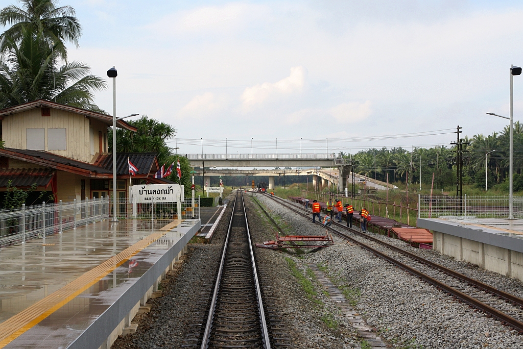 Infolge des 2 gleisige Ausbau der Southern Line wird auch die Ban Khok Ma Station komplett neu errichtet. - Am 08.Dezember 2023 wurde der Betrieb noch in der alte Station mit provisorischem Übergang und Bahnsteig für das 2 Gleis abgewickelt.