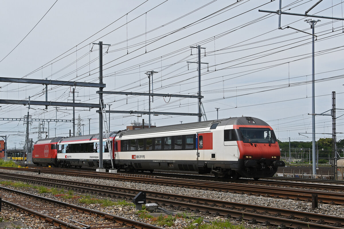 Infrastrukturdiagnose, mit dem Bt 50 85 28-94 940-9, dem X 99 85 93-61 247-1 und der Re 460 000-3 durchfährt am 18.06.2024 den Bahnhof Muttenz.