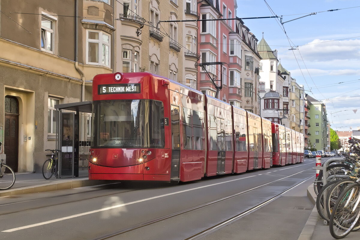 Innsbruck: Doppeltraktion von Tw. 381 und Tw. 380 als Linie 5 an der Haltestelle Defreggerstraße. Aufgenommen 26.4.2024.