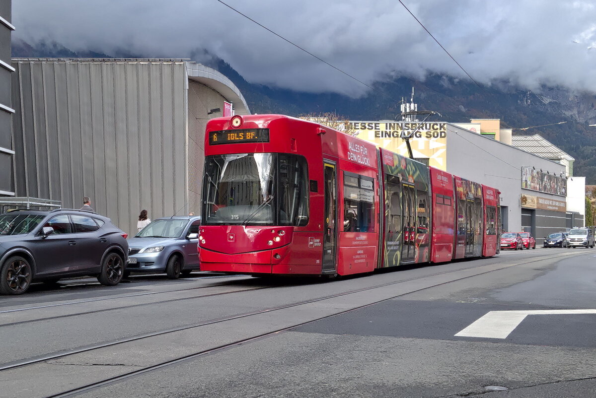 Innsbruck. Mit 14. Juni 2024 wurde die Linie 6 zur Innenstadt und weiter in den Saggen verlängert. Tw. 315 in der Ing.-Etzel-Straße. Aufgenommen 11.10.2024.