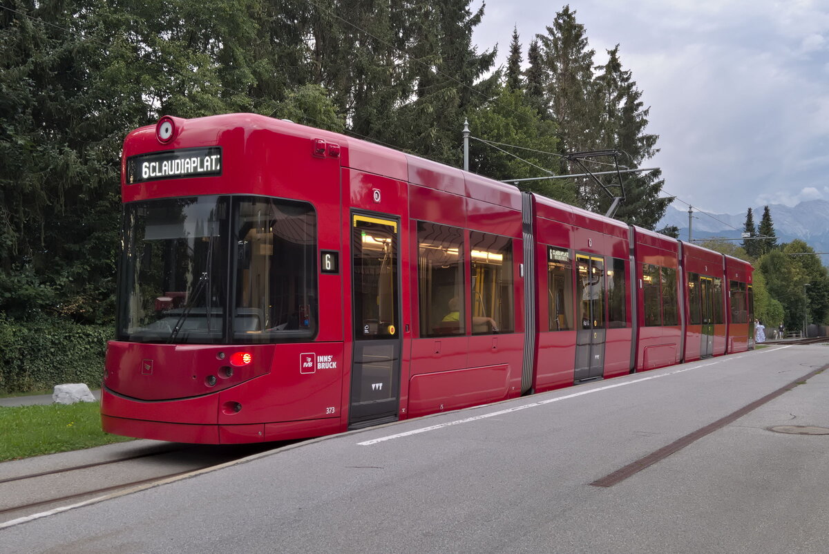 Innsbruck. Mit 14. Juni 2024 wurde die Linie 6 zur Innenstadt und weiter in den Saggen verlängert. Tw. 373 mit Fahrtziel Claudiaplatz an der Endhst. Igls Bahnhof. Aufgenommen 14.8.2024. 