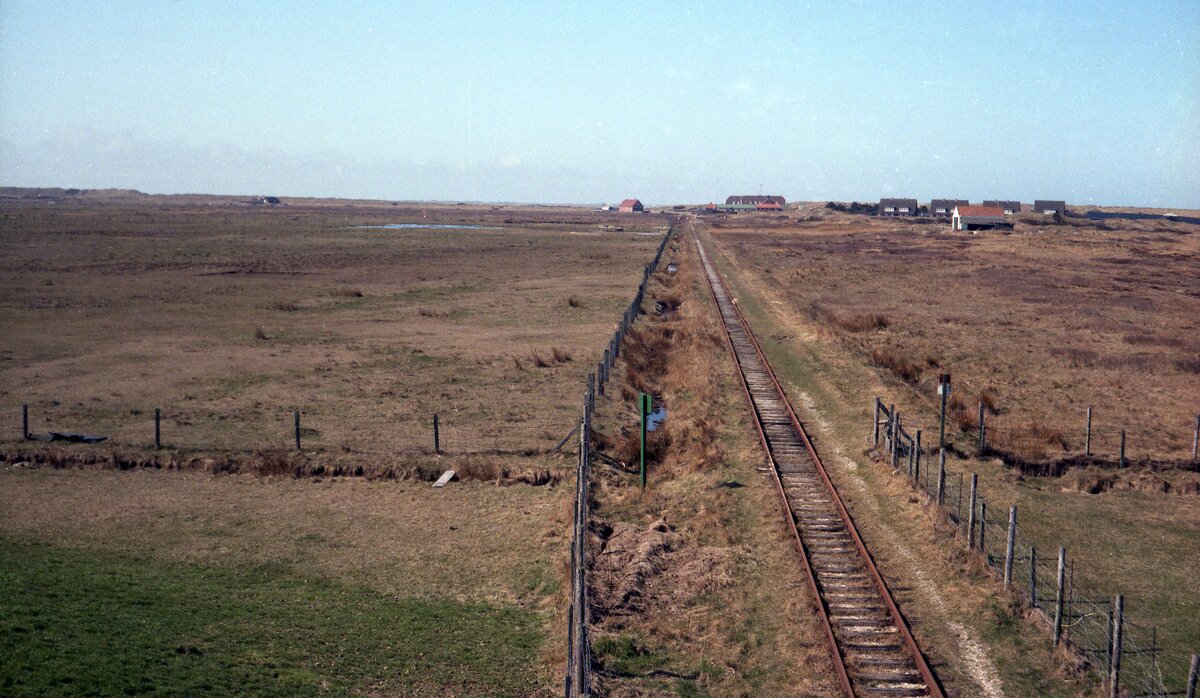 Inselbahn Spiekeroog__April 1984. Blick von der Deichtor-Brücke auf die Strecke.