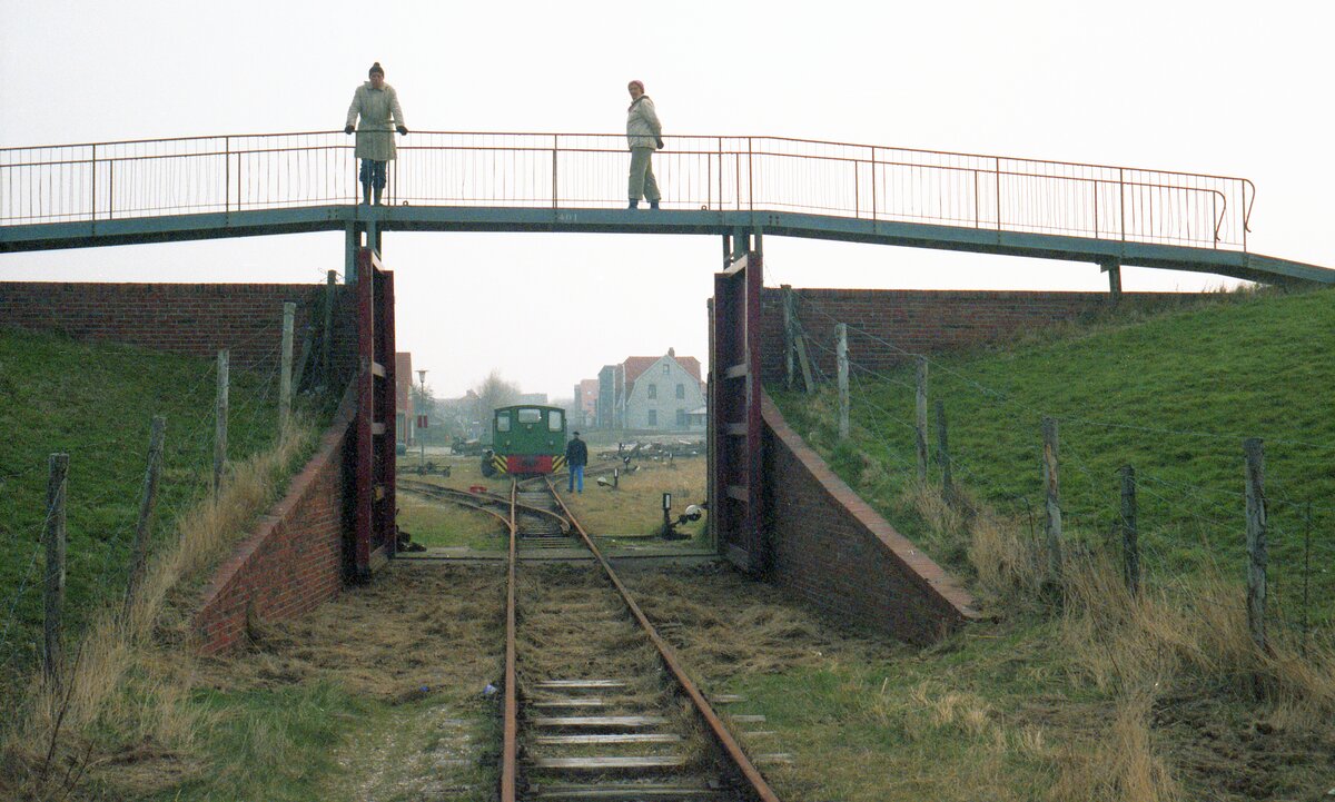 Inselbahn Spiekeroog__April 1984. Blick zurück, durch das Deichtor ins Bahnhofsgelände.