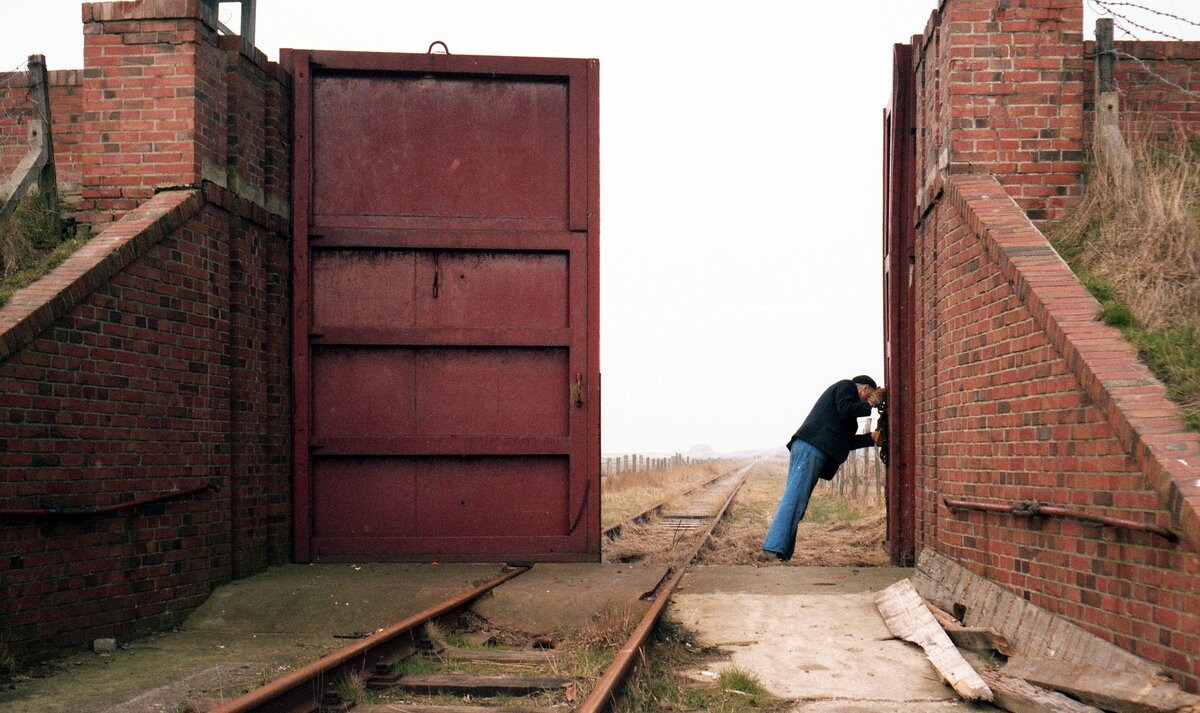 Inselbahn Spiekeroog__April 1984. Das Deichtor wird geöffnet !