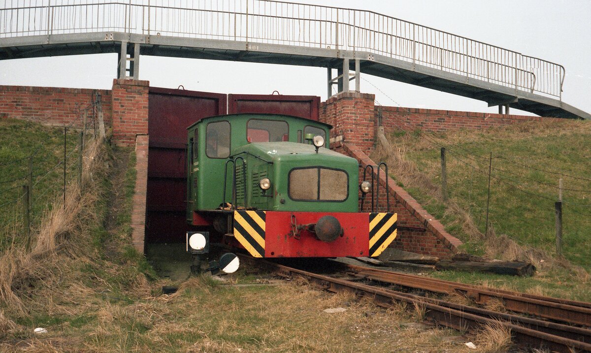 Inselbahn Spiekeroog__April 1984. SCHÖMA-Lok 4 [1957] vor dem geschlossenen Deichtor.