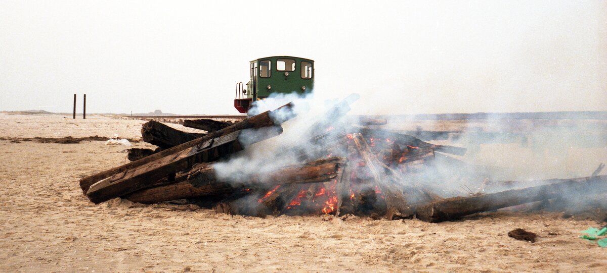 Inselbahn Spiekeroog__Ja, so etwas gab es damals. Unbrauchbare Holzschwellen werden verbrannt.__April 1984