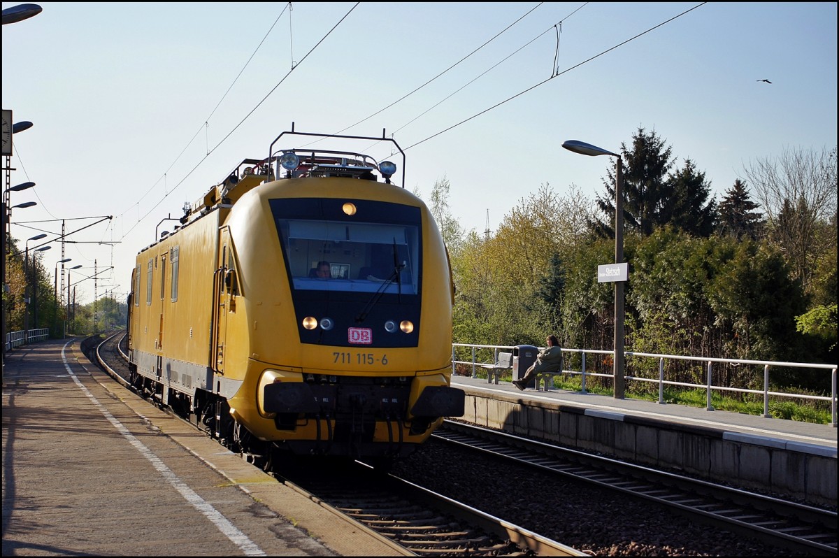  Instandhaltungsfahrzeug für Oberleitungsanlagen 711 115 bei der Durchfahrt durch den Haltepunkt Dresden Stetzsch . Aufgenommen am 23.04.2013