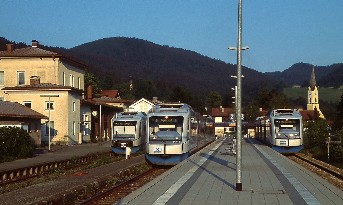 Integral-Treffen im Bahnhof Schliersee: Während rechts VT 105 auf die Abfahrt nach München wartet, verläßt VT 112 den Bahnhof in Richtung Bayrischzell. VT 102 vor dem Bahnhofsgebäude wird Schliersee erst am nächsten Morgen verlassen. Zum Zeitpunkt der Aufnahme im August 2004 exisitierte noch das ursprüngliche Bahnhofsgebäude, das 2008 abgerissen und durch einen gleich aussehenden Neubau ersetzt wurde.