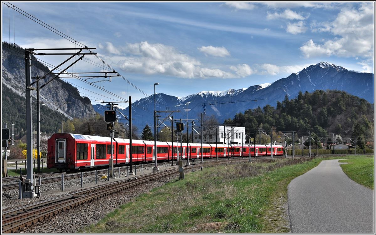 IR1128 mit ABe 8/12 3515 in Ems Werk. (10.04.2018)