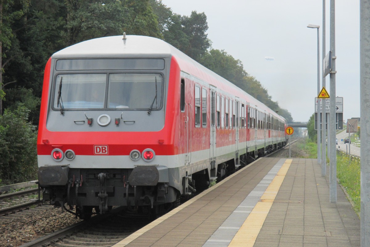 IRE 4207 verlsst Friedrichshafen Flughafen in Richtung Lindau, nchster Halt wird in Krze Friedrichshafen Stadt, gezogen wird die n-wagen Garnitur von einer Diesellok der Baureihe 218 (01.10.2013)