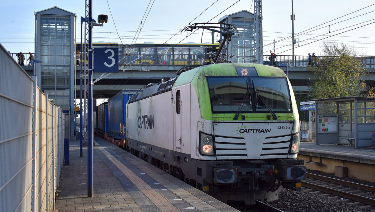 ITL - Eisenbahngesellschaft mbH, Dresden [D] mit ihrer  193 894-3  [NVR-Nummer: 91 80 6193 894-3 D-ITL] und ein KLV-Zug am 05.11.24 Durchfahrt Bahnhof Berlin-Hohenschönhausen.