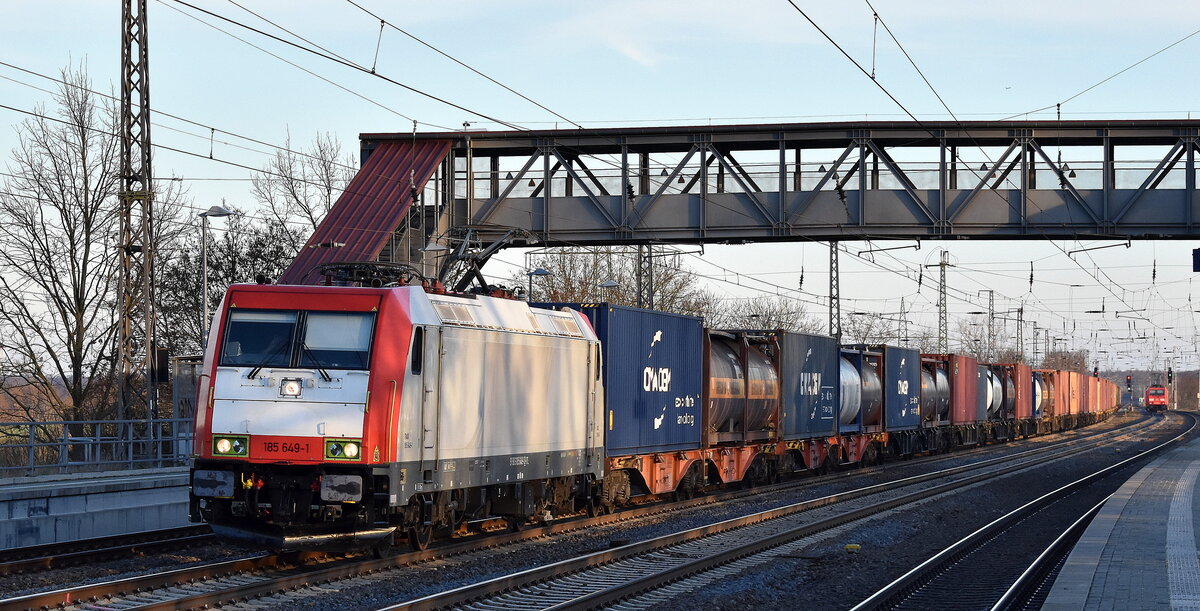 ITL - Eisenbahngesellschaft mbH, Dresden [D] mit der entklebten ex Captrain grünen  185 649-1  [NVR-Nummer: 91 80 6185 649-1 D-ITL] und einem Containerzug am 05.12.24 Höhe Bahnhof Saarmund.