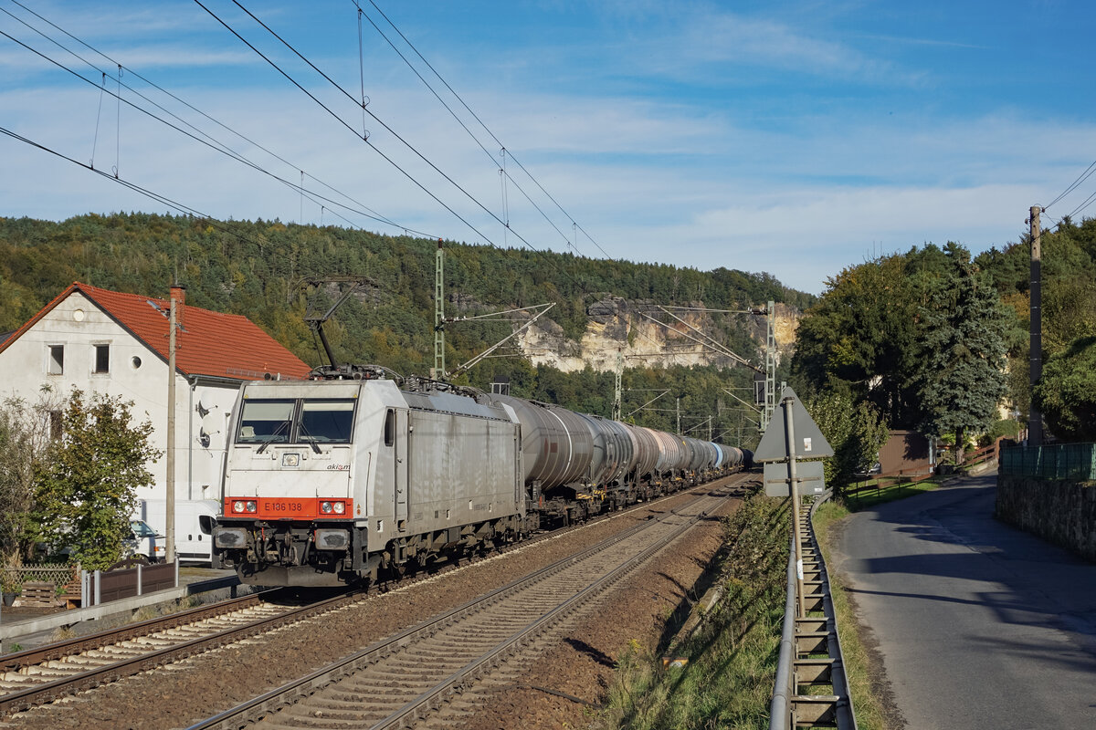 ITL/Akiem E 186 138 mit einem Kesselzug am 10.10.2024 durch Stadt Wehlen Richtung Dresden.