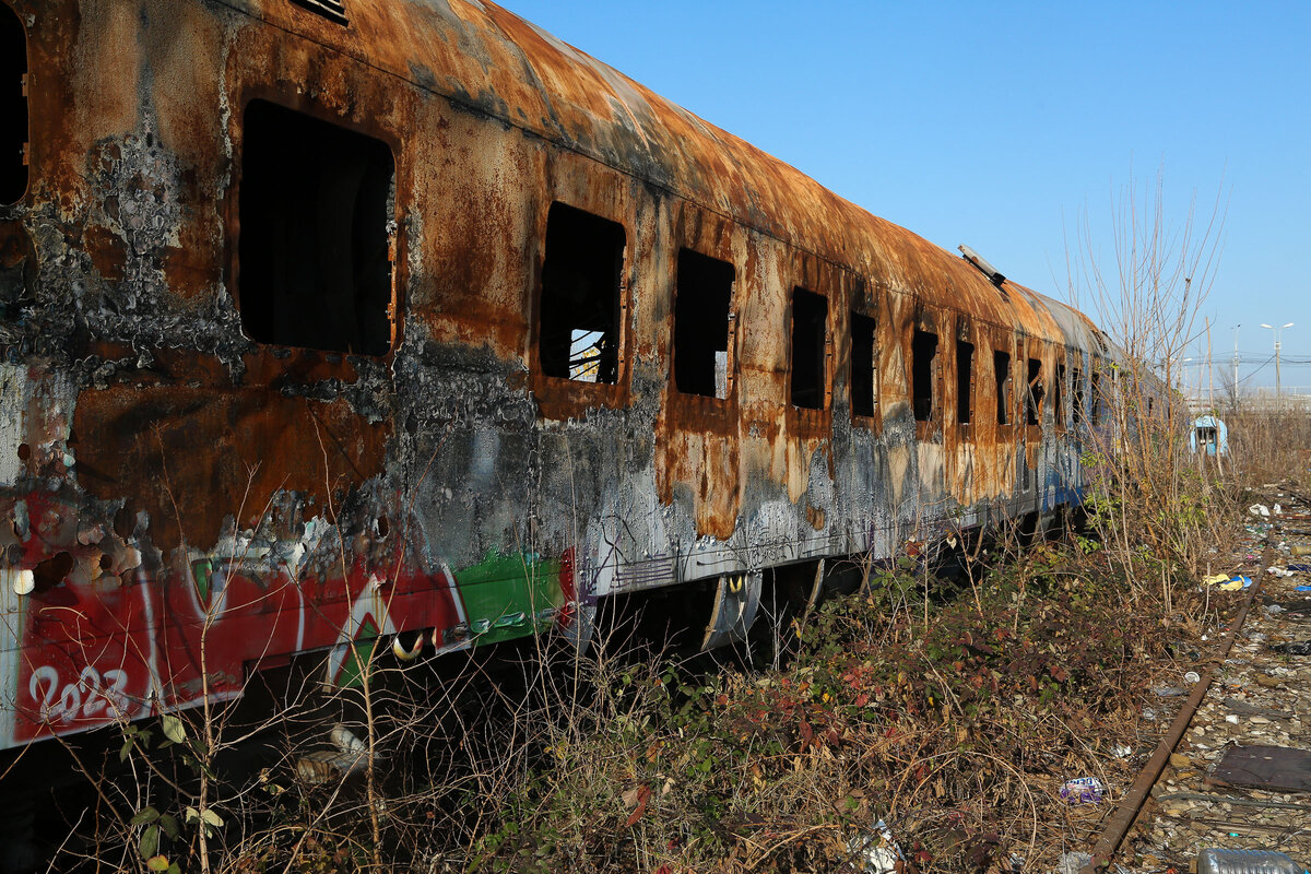 Jetzt nähere ich mich den Bahngleisen, aber erstmal gehts an abgestellten Schrott vorbei. Beim Gar du Nord in Bukarest am 13.12.24.