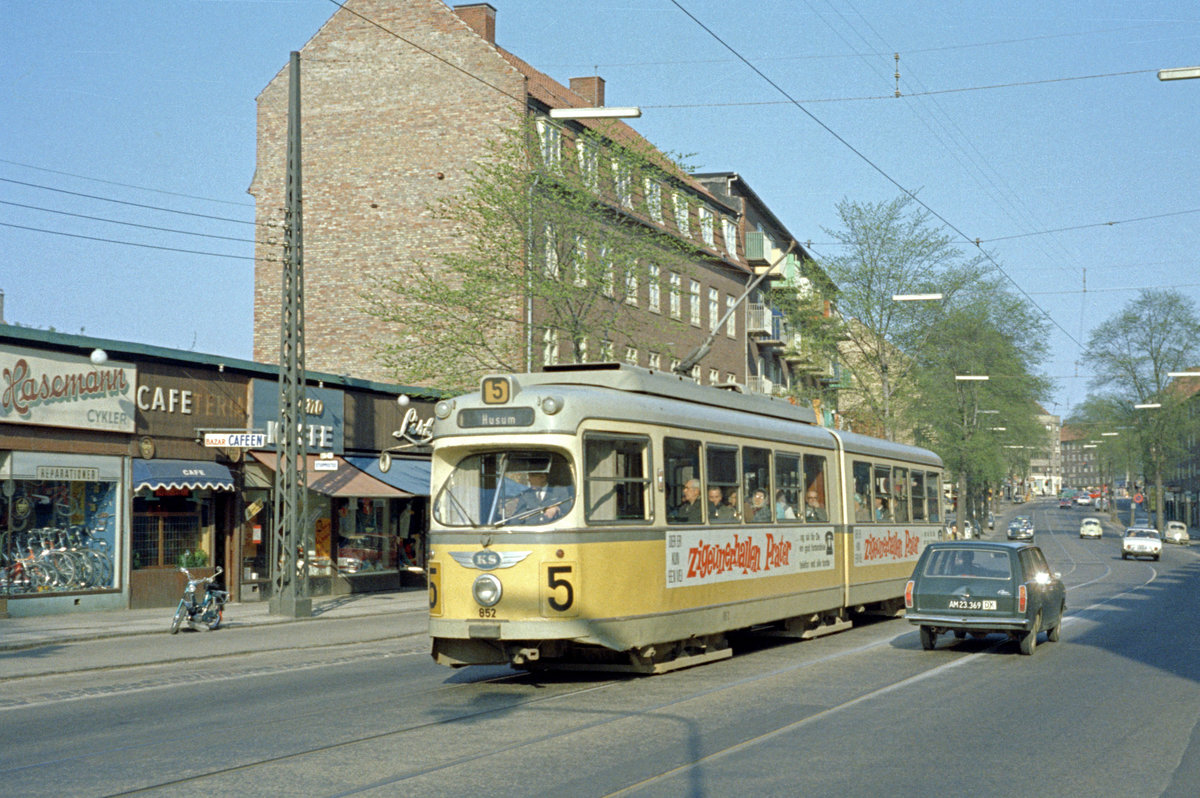 København / Kopenhagen Københavns Sporveje SL 5 (DÜWAG/Kiepe-GT6 852) Brønshøj, Frederikssundsvej am 10. Mai 1970. - Scan eines Farbnegativs. Film: Kodak Kodacolor X.