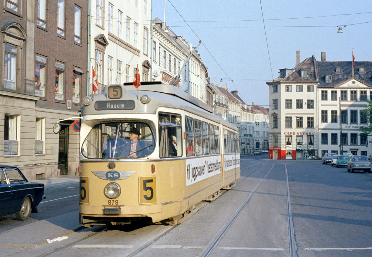 København / Kopenhagen Københavns Sporveje SL 5 (DÜWAG/Kiepe-GT6 879) København K, Zentrum, Nytorv (: Neuer Markt) am 5. Juni 1970. - Der 5. Juni ist der dänische Verfassungstag, da das Königreich Dänemark an diesem Datum im Jahre 1849 seine Verfassung erhielt. Deshalb sind die Straßenbahn und auch das Gebäude rechts im Hintergrund mit Fahnen geschmückt. - Scan eines Farbnegativs. Film: Kodak Kodacolor X.