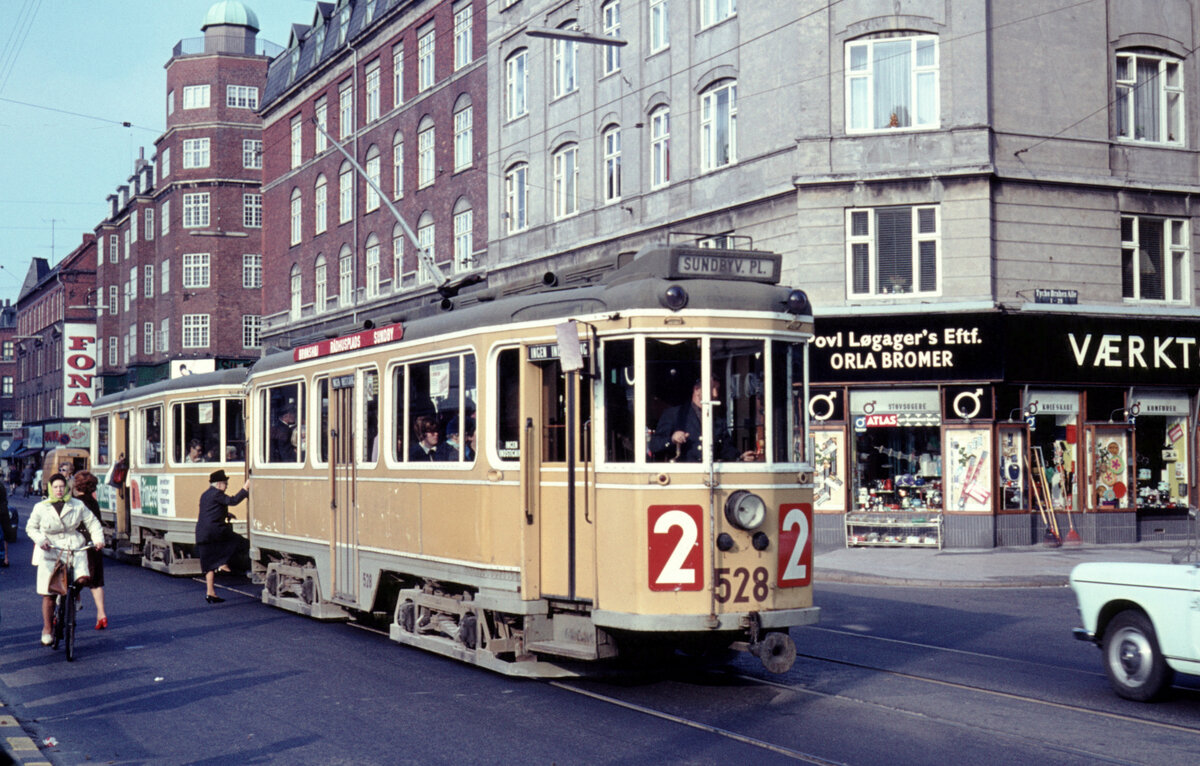 København / Kopenhagen Københavns Sporveje (KS) SL 2 (Großraumtriebwagen 528) København S, Amagerbrogade / Skt. Annæ Kirke / Tycho Brahes Allé im April 1969. - Scan eines Diapositivs.