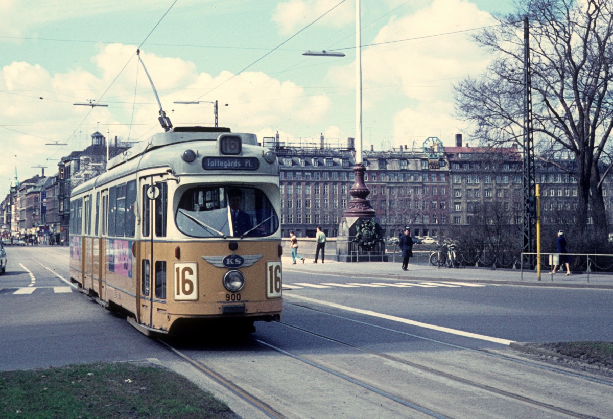 København / Kopenhagen Københavns Sporveje SL 16 (DÜWAG-GT6 900) Søtorvet im April 1970. - Der GT6 900 war der letzte Wagen der KS-Serie 801 - 900. Diese Gelenktriebwagen, die zwei Kiepe BG 75-Motoren hatten, wurden in den Jahren 1960 bis 1968 an die Kopenhagener Strassenbahnen geliefert. Die Wagen 851 - 852, 858 - 862 und 877 - 900 wurden in der Hauptwerkstätte der KS fertig gebaut. - Die Wagen wurden in den Jahren 1969 bis 1972 ausgemustert. Mit Ausnahme des GT6 841, der 1969 im Betriebshof Sundby ausbrannte, kamen alle Wagen nach Alexandria in Ägypten. 