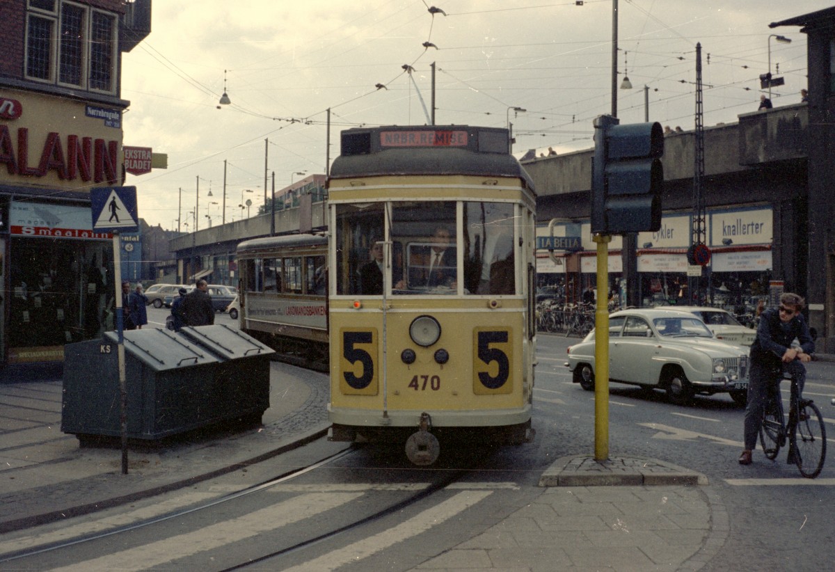 København / Kopenhagen Københavns Sporveje: Eine Sonderfahrt mit dem Triebwagen 470 und dem Beiwagen 1054 für die Mitglieder der Dänischen Gesellschaft für Straßenbahngeschichte am 10. September 1967 nähert sich dem Abschluss. Der Zug befindet sich auf dem Bild in der Wendeschleife am S-Bahnhof Nørrebro und wird in wenigen Minuten den Betriebsbahnhof Nørrebro erreichen. - Die beiden Wagen sind heute Museumswagen. - Scan von einem Farbnegativ. Film: Kodacolor X. Kamera: Konica EE-matic.