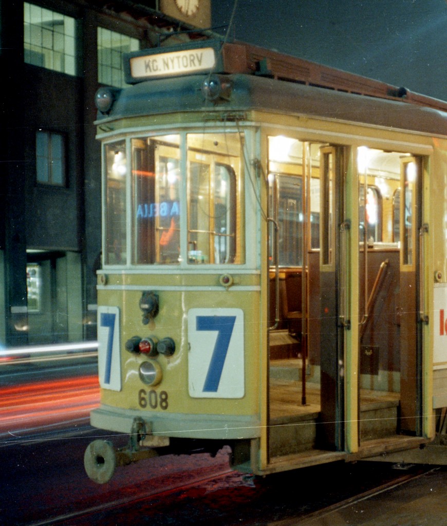 København / Kopenhagen Københavns Sporveje SL 7 (der hintere Teil des Tw 608) Nørrebro station / S-Bf Nørrebro am 26. Februar 1968. - Scan von einem Farbnegativ. Film: Kodacolor X. Kamera: Konica EE-matic.