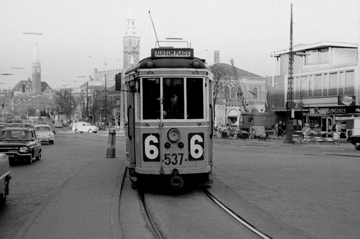 København / Kopenhagen Københavns Sporveje (KS) SL 6 (Tw 537) Vesterbro, Vesterbrogade im April 1968. - Scan von einem S/W-Negativ. Film: Ilford FP 3.