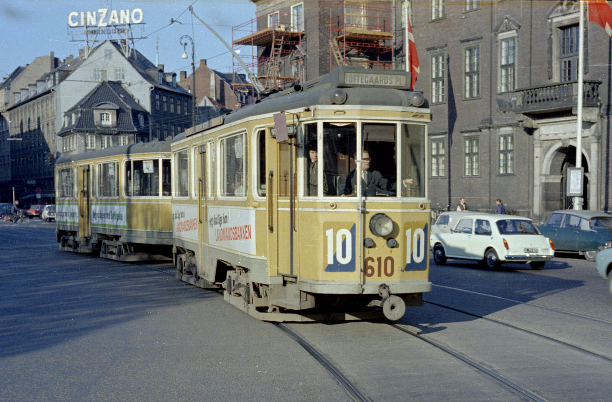 København / Kopenhagen Københavns Sporveje SL 10 (Tw 610 + Bw 15xx) Centrum, Kongens Nytorv im April 1968. - Scan von einem Farbnegativ. Film: Kodacolor X.