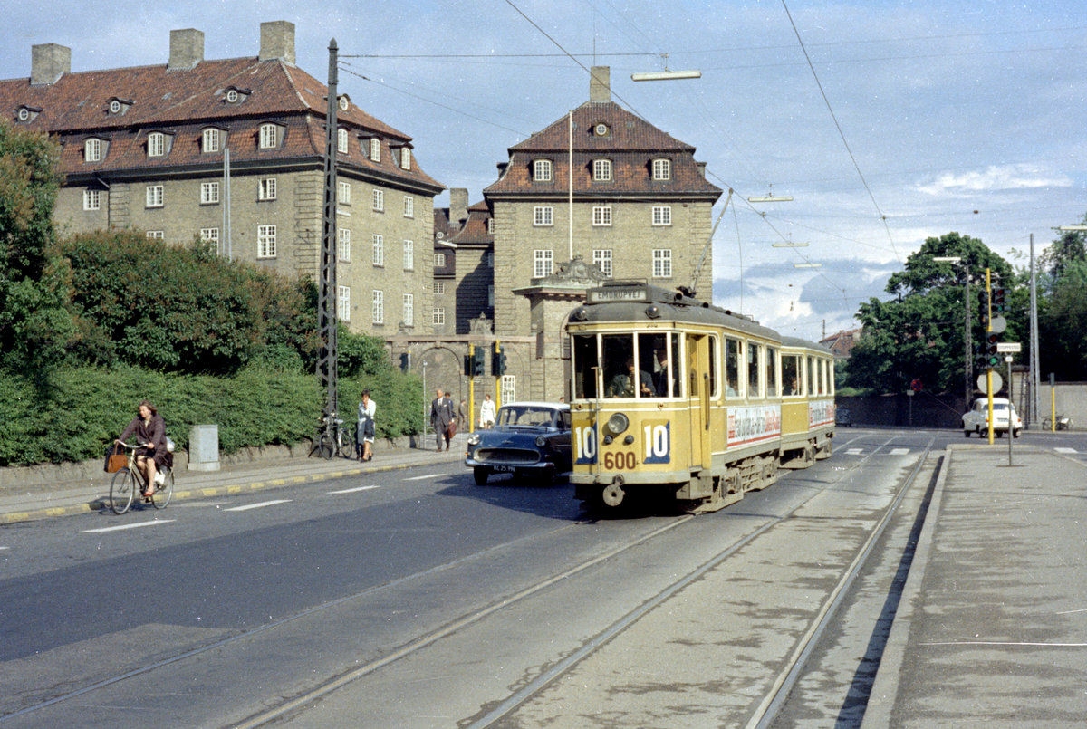 København / Kopenhagen Københavns Sporveje SL 10 (Tw 600 + Bw 15xx) Centrum (København K), Sølvgade / Øster Voldgade am 10. Juni 1968. - In den Gebäuden im Hintergrund befand sich damals die Direktion der Dänischen Staatsbahnen (DSB). - Scan von einem Farbnegativ. Film: Kodacolor X.